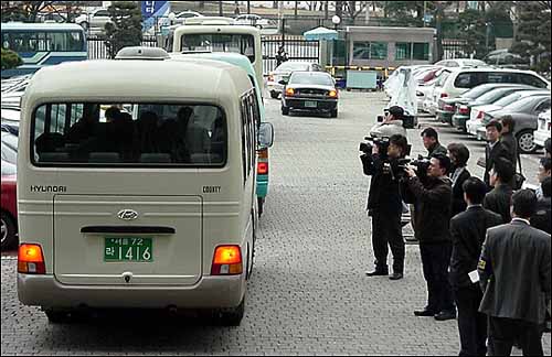 좌석배치에 불만을 품은 검사들이 정부청사에서 차에서 내리지 않은채 대기하고 잇다. 